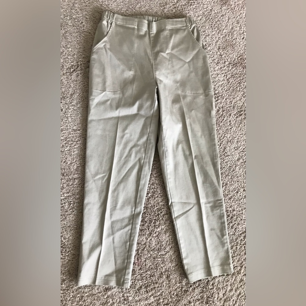 Croft and Barrow stretchy,  petite short pants with elasticized back waistband